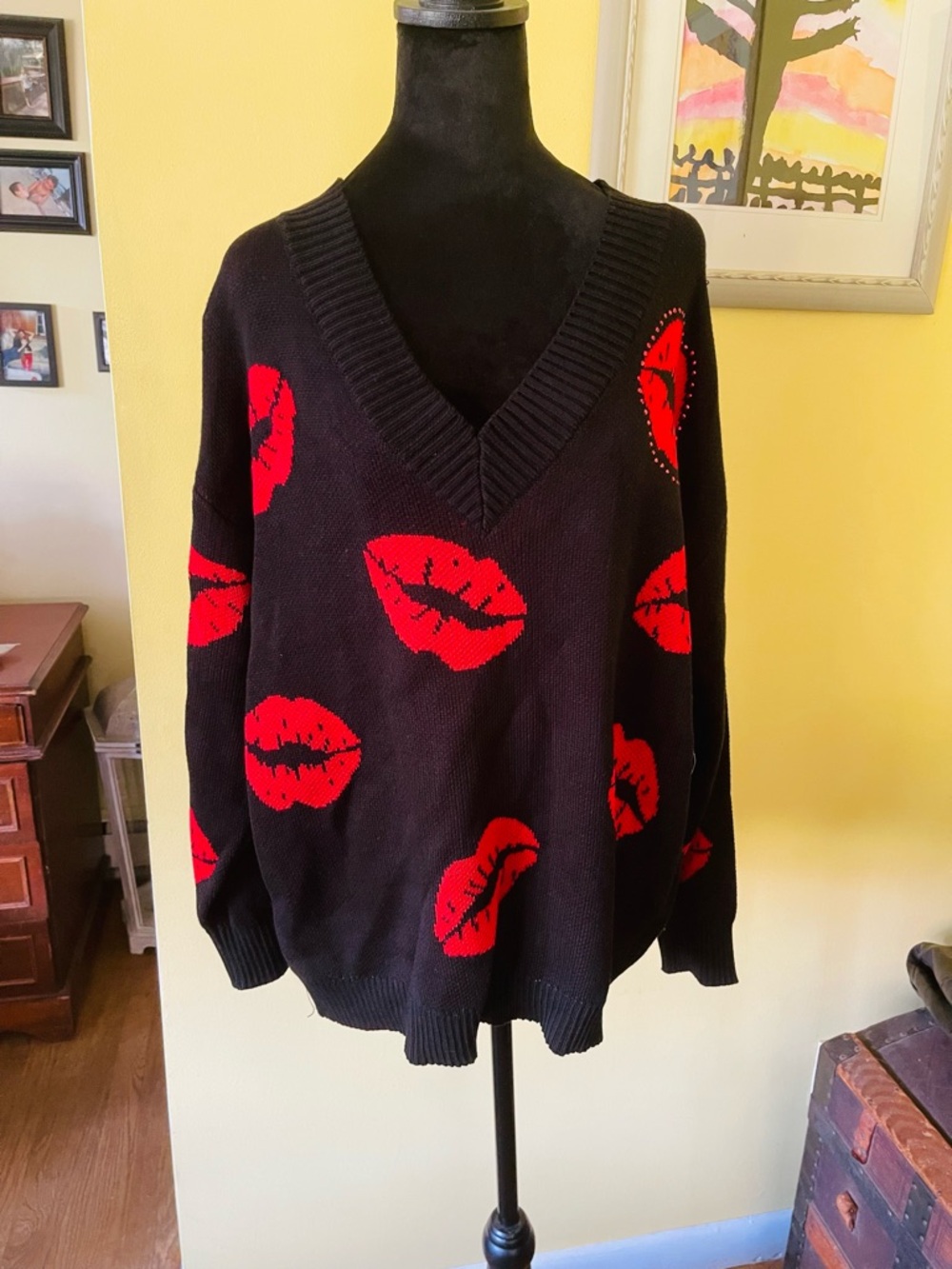 New York & Company Black V-Neck Sweater with Red Lip Motif